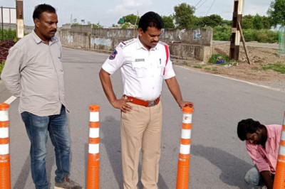 శంకర్ పల్లి పోలీస్ పరిధిలో  వేగాన్ని నియంత్రించడానికి బోల్లార్డ్స్ ఏర్పాటు